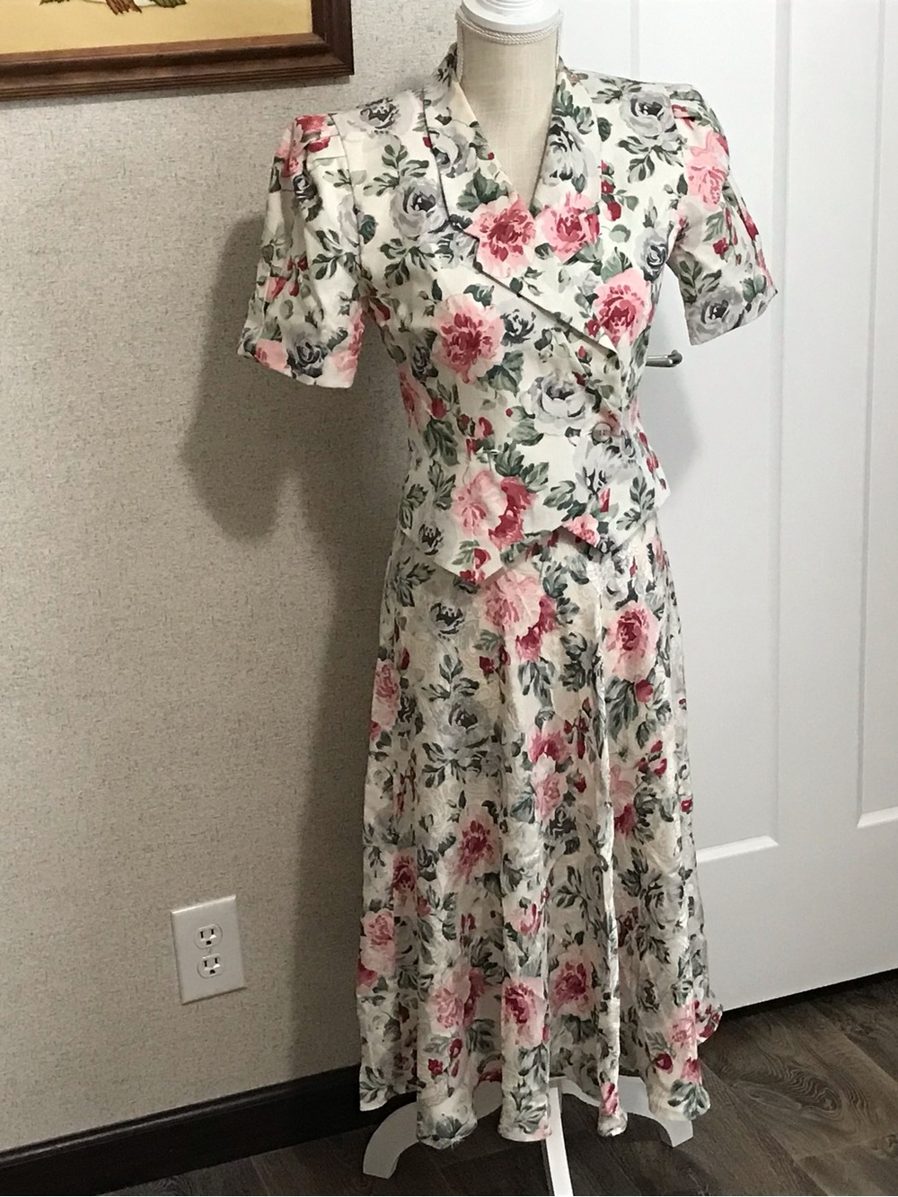 Maggy London Petites Floral V-Neck Midi Jacket Skirt Cream and Pink Size 4P